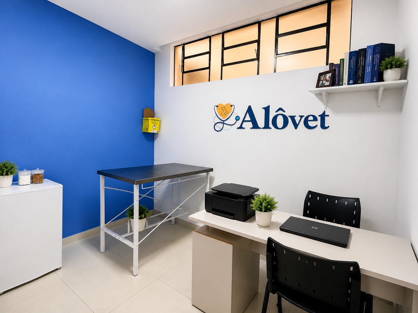 Consultório da clínica Alô, Vet? com parede azul, mesa de atendimento e identidade visual da marca