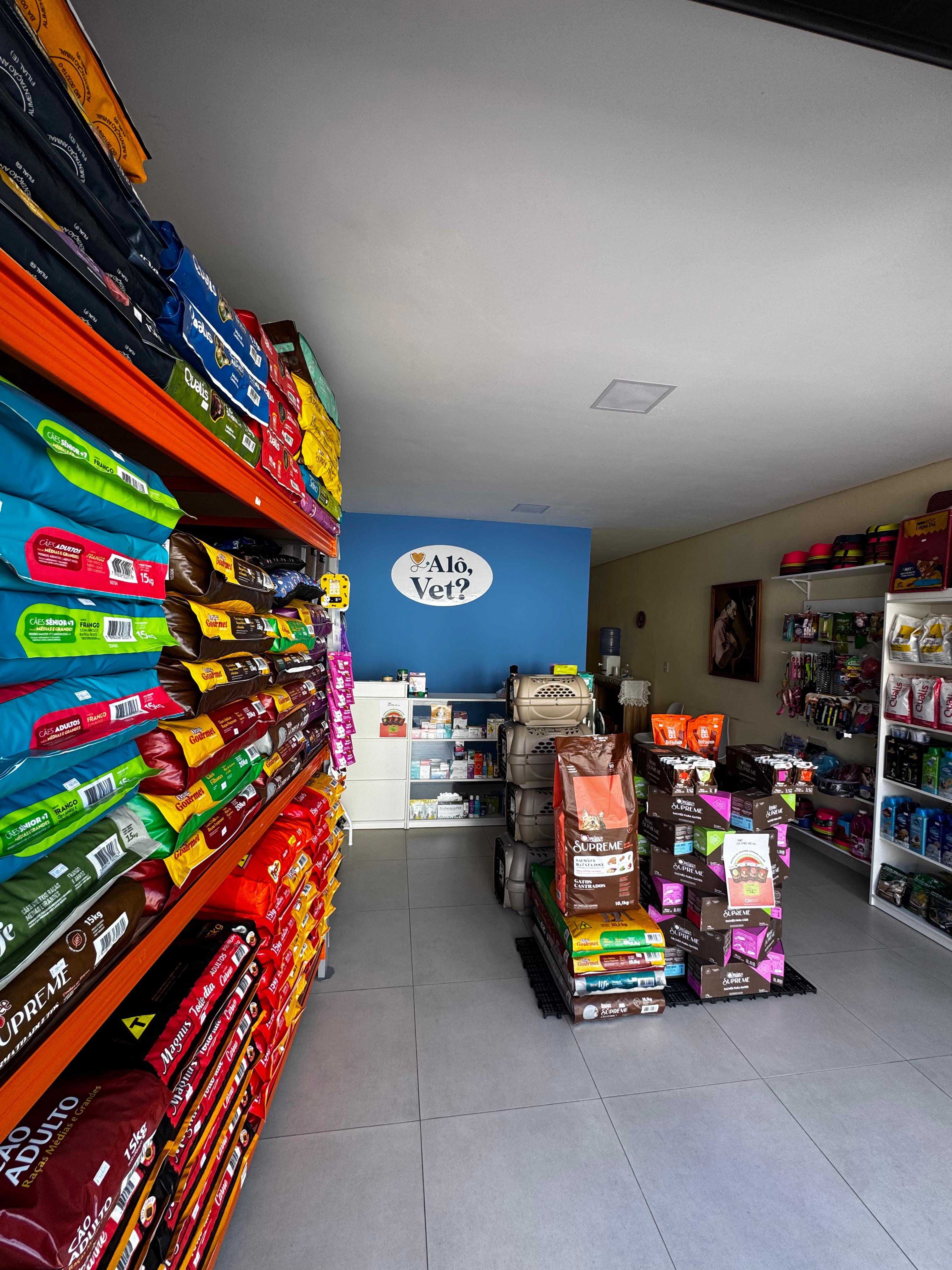 Prateleiras de rações disponíveis no pet shop da Alô, Vet?